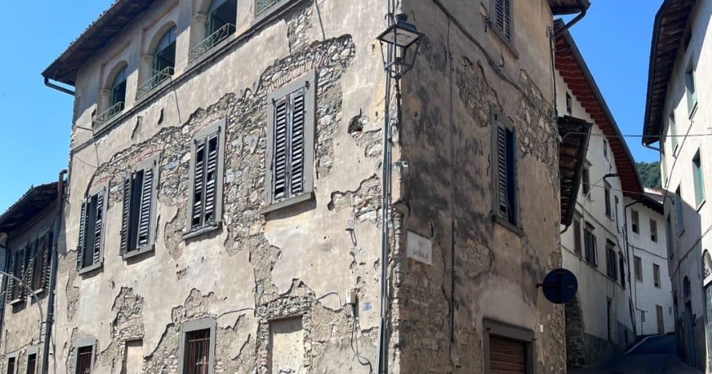 Crumbling stone house in Mologno where Luigi Forelli was living when he died.