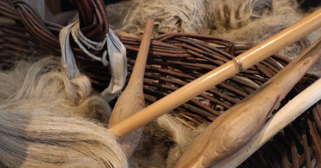 Basket of flax and spinning tools. Spinning was a task done by women in Schilpario.